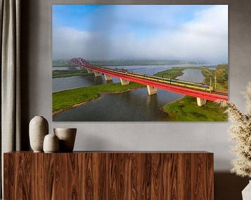 Hanzeboog treinbrug over de rivier de IJssel