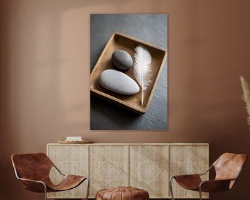 Pierres grises et plume blanche sur Imperial Art House
