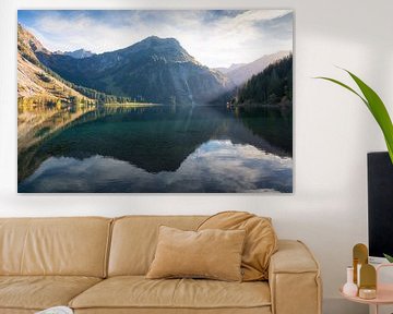 Vilsalpsee Lake in Austria: Clear Reflections and Mountain Views on a Serene Autumn Day van Arda Acar