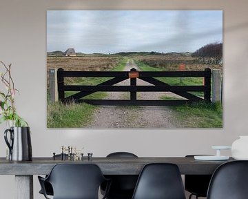 Houten hek natuurgebied De Muy Texel Nederland van Jan Pott