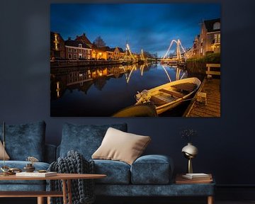 Dokkum bei Nacht: Beleuchtete Boote und historische Häuser an der Gracht von KB Design & Photography (Karen Brouwer)
