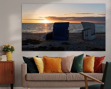 Zonsondergang op het strand met strandstoelen en uitzicht op zee van Jens Sessler