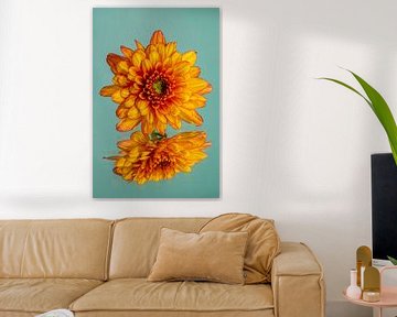 Turquoise met een geel oranje Chrysant van Marjolijn van den Berg