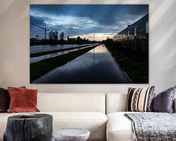 Regenachtige reflecties aan het kanaal van Werner Lerooy