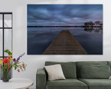 Houten steiger in het Meer van Dirkshorn onder wolkendek tijdens de schemering