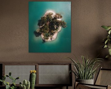 Island in the Lago di Tenno | travel photography | Italy | blue-green lake by Laura Dijkslag