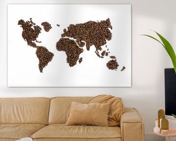 Wereldkaart van hele koffiebonen op witte achtergrond van Ben Schonewille