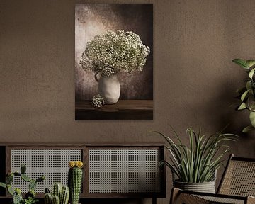 Modern stilleven met gipskruid in een kruik