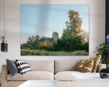 Kerk met trapgevel met zonsondergang