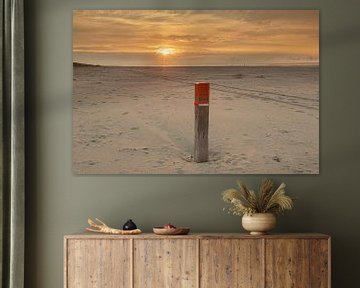 strand van Ameland, zonsondergang, strandpaal, strand , zee en duinen van M. B. fotografie