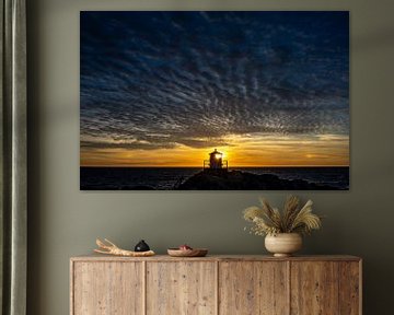 De vuurtoren en de ondergaande zon in perfecte harmonie van Gerry van Roosmalen