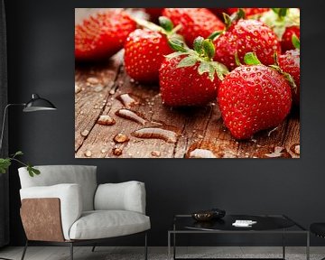 Verse aardbeien op een houten bodem van Poster Art Shop