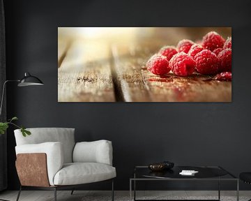 Verse frambozen op een houten achtergrond van Poster Art Shop