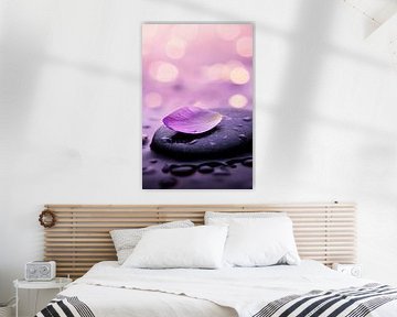 Paars bloemblaadje op natte steen van Poster Art Shop
