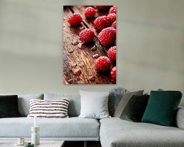 Sappige frambozen op een houten oppervlak van Poster Art Shop