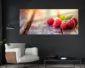 Saftige Himbeeren auf Holzuntergrund von Poster Art Shop
