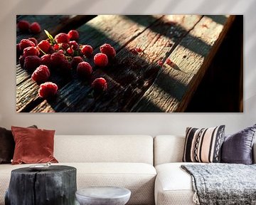 Sappige frambozen op een houten schaal van Poster Art Shop