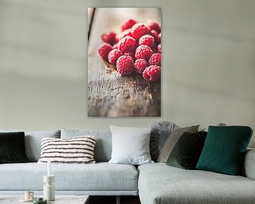 Sappige frambozen op een houten tafel van Poster Art Shop