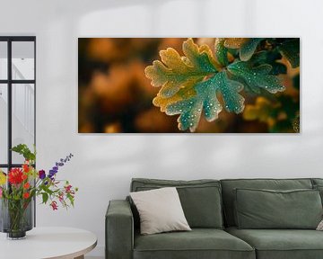 Druipend nat eikenblad in focus van Poster Art Shop