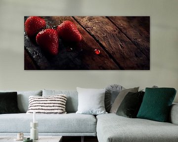 Verse aardbeien op een houten oppervlak van Poster Art Shop