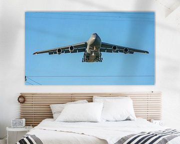 Atterrissage du Lockheed C-5M Super Galaxy.