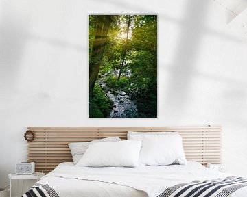 Kleine waterval in het bos met mos op stenen
