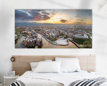 De binnenstad van Zwolle tijdens een koude winterochtend van boven
