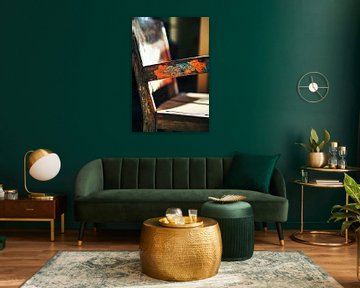 Versleten houten stoel met kleureffecten van Poster Art Shop