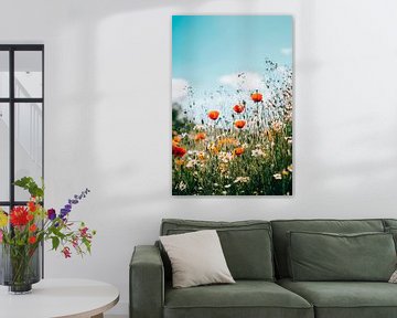 Bloeiende weide met klaprozen van Poster Art Shop