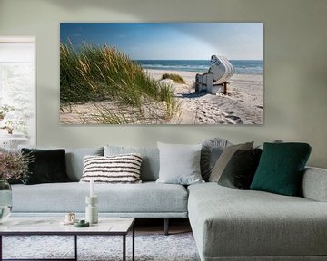 Noordzee - Strandstoel met stralend Duingras van Reiner Würz / RWFotoArt