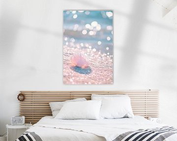 Coquillage brillant sur la plage sur Poster Art Shop