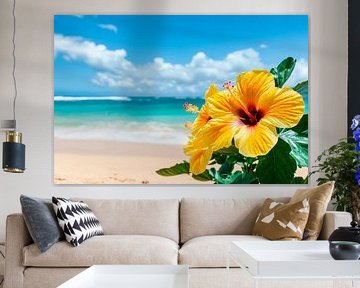 Hibiskusblüte am sonnigen Strand von Poster Art Shop