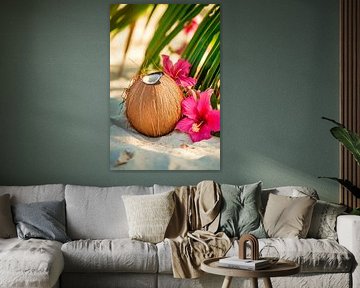 Kokosnuss mit blühenden Hibiskusblüten von Poster Art Shop