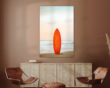 Felrode surfplank op het strand van Poster Art Shop