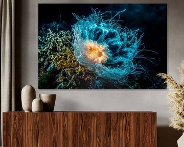 Lichtgevende kwallen in blauwe diepten van Poster Art Shop