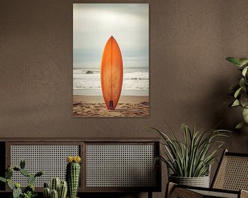 Oranje surfplank op het strand van Poster Art Shop