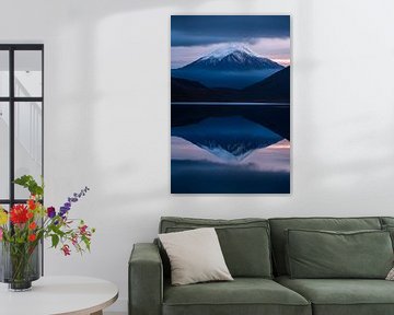 Besneeuwde berg met reflectie van Poster Art Shop