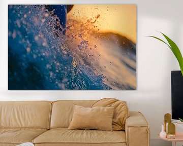 Spattend water bij zonsondergang van Poster Art Shop