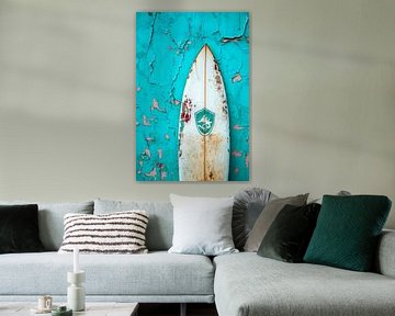 Surfplanken voor een verweerde muur van Poster Art Shop