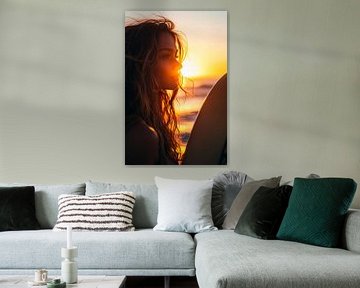 Surfeuse au coucher du soleil sur la mer sur Poster Art Shop