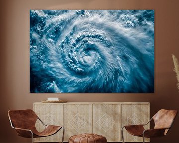 Zwevende wolken boven een stormachtige zee van Poster Art Shop