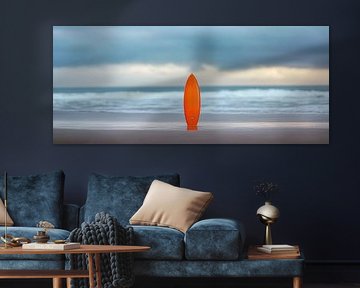 Oranje surfplank op het strand bij zonsondergang van Poster Art Shop
