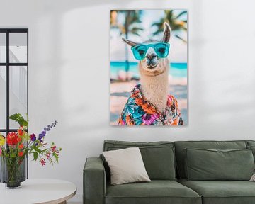 Lama mit Sonnenbrille am Strand von Poster Art Shop