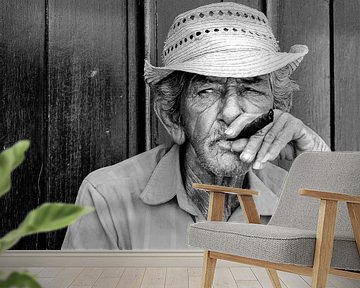 Kubanischen Mann mit einer Kubanischen Zigarre - Havana - Kuba von Jack Koning