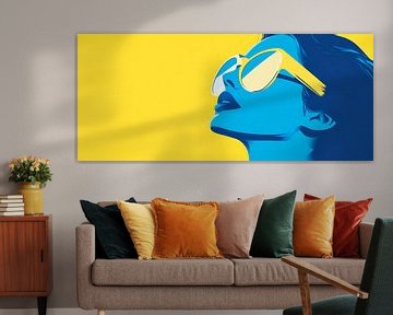 Vrouw met stijlvolle zonnebril voor geel van Poster Art Shop