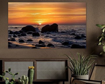 Küstenlandschaft auf Rügen am Strand bei Sonnenuntergang am Kap Arkona von Animaflora PicsStock