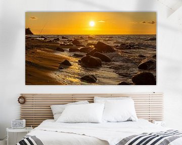 Rotsen op Rügen op het strand bij zonsondergang bij Kaap Arkona van Animaflora PicsStock