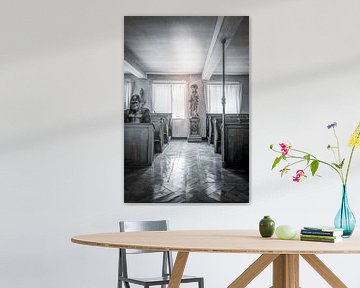 Surealistische foto van een gorilla in een kapel