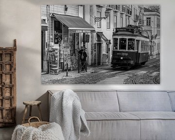 Straatbeeld Lissabon met tram