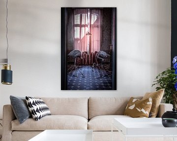 twee flamingos in een roze kamer